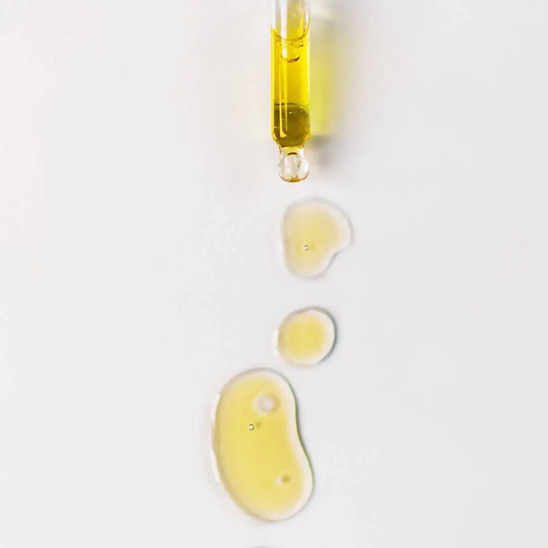 Serum dropper with yellow face serum