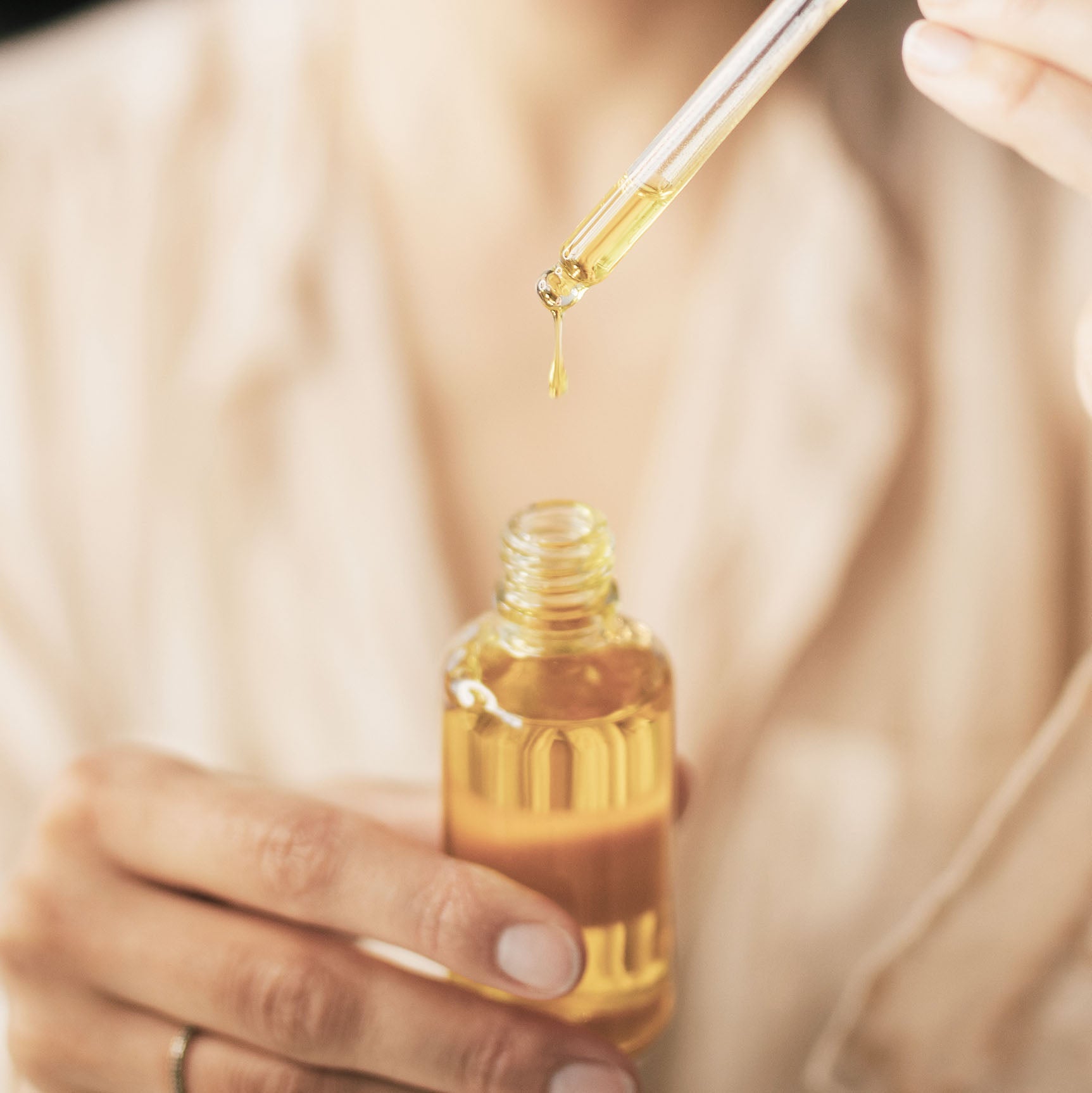 Hydrating botanical face serum dropper